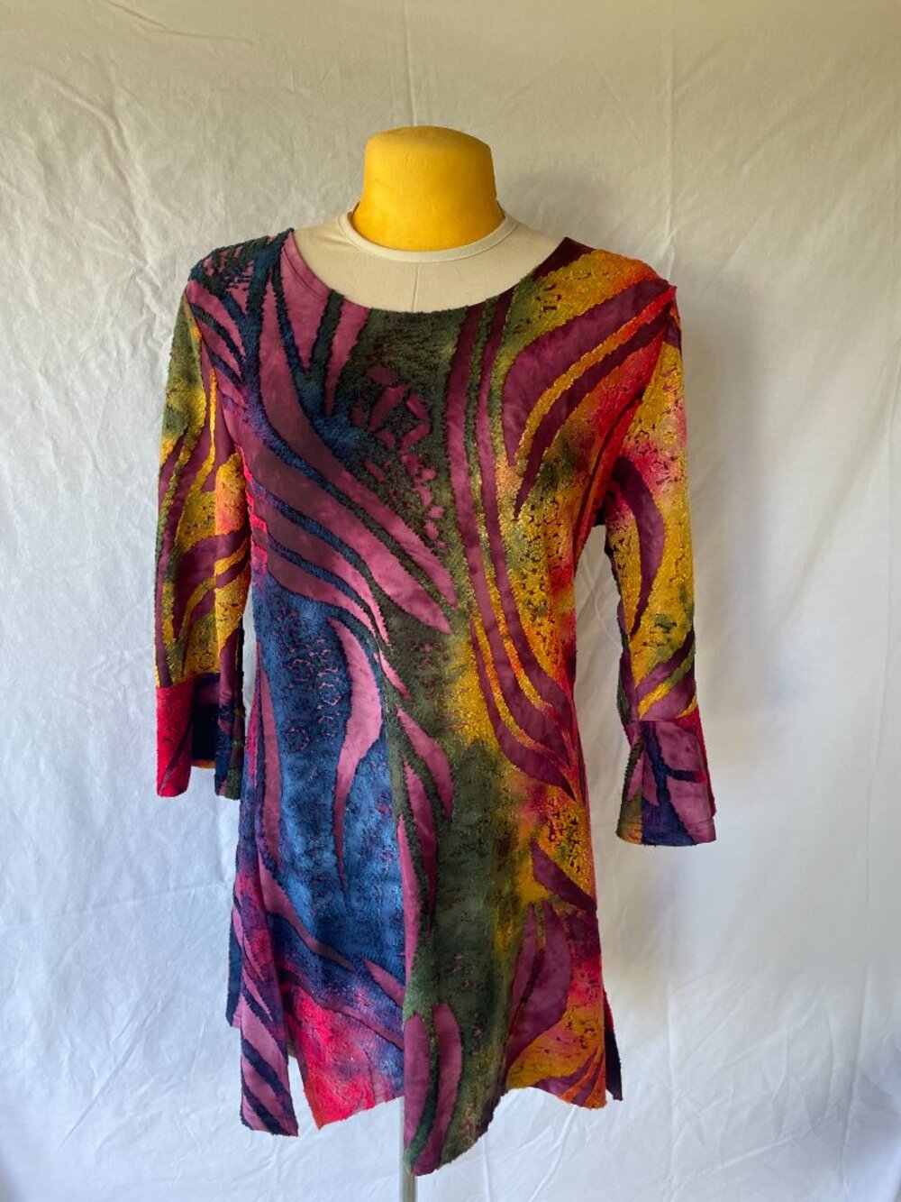 Oversize women's top by Creation. Size Small but fits Large